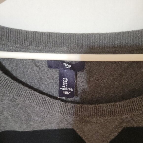 GAP Lightweight Women's V-Neck Sweater black‎ and Grey stripped - Picture 4 of 5